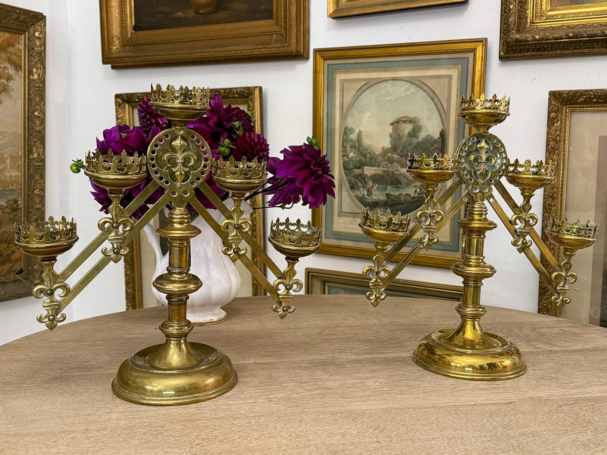 Piecszaru Baznīcas Kandelabru Pāris ar Fleur-de-Lis un Gotiskajām Kroņu Kausiem — Neogotika, Beļģija/Francija, ap 1860–1890 (6104) - Image 1