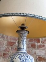 Galda Lampa ar Skaistu Fajansu un Misiņa Detalizāciju Pamatnē, Neliela Izmēra (5600) - Image 7