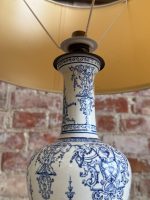 Galda Lampa ar Skaistu Fajansu un Misiņa Detalizāciju Pamatnē, Neliela Izmēra (5600) - Image 6