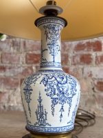 Galda Lampa ar Skaistu Fajansu un Misiņa Detalizāciju Pamatnē, Neliela Izmēra (5600) - Image 5