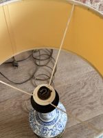 Galda Lampa ar Skaistu Fajansu un Misiņa Detalizāciju Pamatnē, Neliela Izmēra (5600) - Image 12