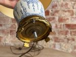 Galda Lampa ar Skaistu Fajansu un Misiņa Detalizāciju Pamatnē, Neliela Izmēra (5600) - Image 11