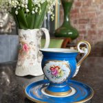 Luksuriøs porcelænskop med underkop og blomstermotiver, Second Empire stil
