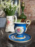 Luksuriøs porcelænskop med underkop og blomstermotiver, Second Empire stil