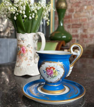 Luksuriøs porcelænskop med underkop og blomstermotiver, Second Empire stil