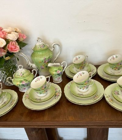 Porcelæns te- og kaffeservice til 12 personer - historisme