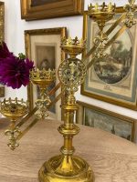 Piecszaru Baznīcas Kandelabru Pāris ar Fleur-de-Lis un Gotiskajām Kroņu Kausiem — Neogotika, Beļģija/Francija, ap 1860–1890 (6104) - Image 18