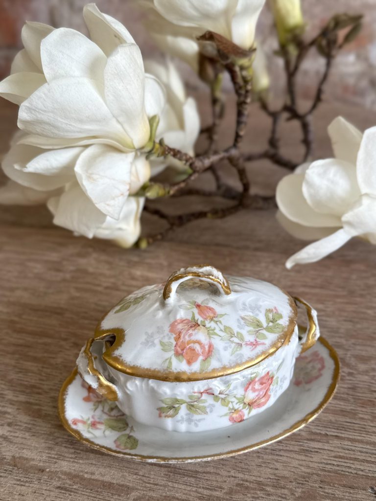 Miniatūra Izmēra, Porcelāna Trauciņš ar Vāku (5621) - Image 1
