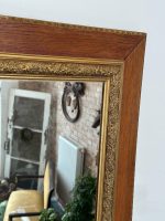 Ozolkoka sienas spogulis ar zeltītu dekoratīvo rāmi — Bīdermeijera stilā (Antique Oak Wall Mirror with Gilt Border in Biedermeier Style) (4637) - Image 4