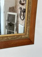 Ozolkoka sienas spogulis ar zeltītu dekoratīvo rāmi — Bīdermeijera stilā (Antique Oak Wall Mirror with Gilt Border in Biedermeier Style) (4637) - Image 3
