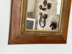 Ozolkoka sienas spogulis ar zeltītu dekoratīvo rāmi — Bīdermeijera stilā (Antique Oak Wall Mirror with Gilt Border in Biedermeier Style) (4637) - Image 10