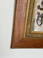 Ozolkoka sienas spogulis ar zeltītu dekoratīvo rāmi — Bīdermeijera stilā (Antique Oak Wall Mirror with Gilt Border in Biedermeier Style) (4637) - Image 8