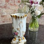 porcelāna vāze ar ziedu motīviem, vidēji maza izmēra (6935)