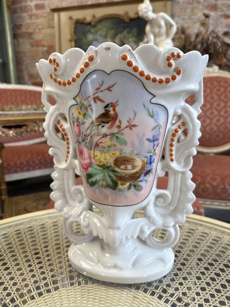 Porcelāna vāze ar ziedu motīviem, vidēji liels izmērs (43870)