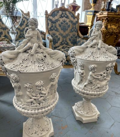 Stor dekorativ vase med låg og engle-putti skulptur – Nyklassicisme, 20. århundrede.