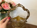 Antīks stikla saldumu trauks greznā misiņa ietvarā ar rokturi — Historisma stils (antique glass bonbonniere brass frame with handle) (4564) - Image 8