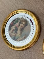Elegants Dekoratīvu Mini Portretu Pāris Spoguļstikla un Zelta Rāmī (2gab) — Romantisma žanrā, (Pair of Mini Decorative Framed Portraits in Bevelled Mirror Frames) (6086) - Image 4