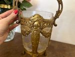 Antīks stikla saldumu trauks greznā misiņa ietvarā ar rokturi — Historisma stils (antique glass bonbonniere brass frame with handle) (4564) - Image 6