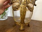 Antīks stikla saldumu trauks greznā misiņa ietvarā ar rokturi — Historisma stils (antique glass bonbonniere brass frame with handle) (4564) - Image 7