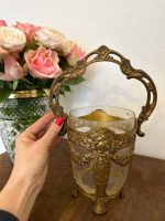 Antīks stikla saldumu trauks greznā misiņa ietvarā ar rokturi — Historisma stils (antique glass bonbonniere brass frame with handle) (4564) - Image 2