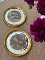 Elegants Dekoratīvu Mini Portretu Pāris Spoguļstikla un Zelta Rāmī (2gab) — Romantisma žanrā, (Pair of Mini Decorative Framed Portraits in Bevelled Mirror Frames) (6086) - Image 3