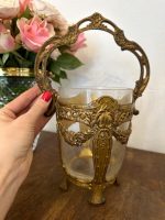 Antīks stikla saldumu trauks greznā misiņa ietvarā ar rokturi — Historisma stils (antique glass bonbonniere brass frame with handle) (4564) - Image 3