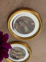 Elegants Dekoratīvu Mini Portretu Pāris Spoguļstikla un Zelta Rāmī (2gab) — Romantisma žanrā, (Pair of Mini Decorative Framed Portraits in Bevelled Mirror Frames) (6086) - Image 6