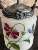 Antīks apgleznots stikla cepumu trauks ar ziediem un metāla rokturi — secesijas stilā (antique biscuit jar) (6936) - Image 4