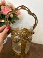 Antīks stikla saldumu trauks greznā misiņa ietvarā ar rokturi — Historisma stils (antique glass bonbonniere brass frame with handle) (4564) - Image 4