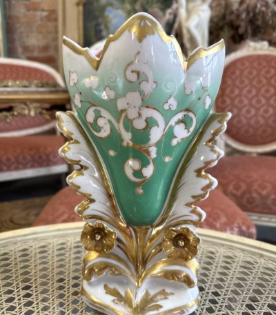 Porcelāna vāze ar ziedu motīviem, vidēji maza izmēra (4387)