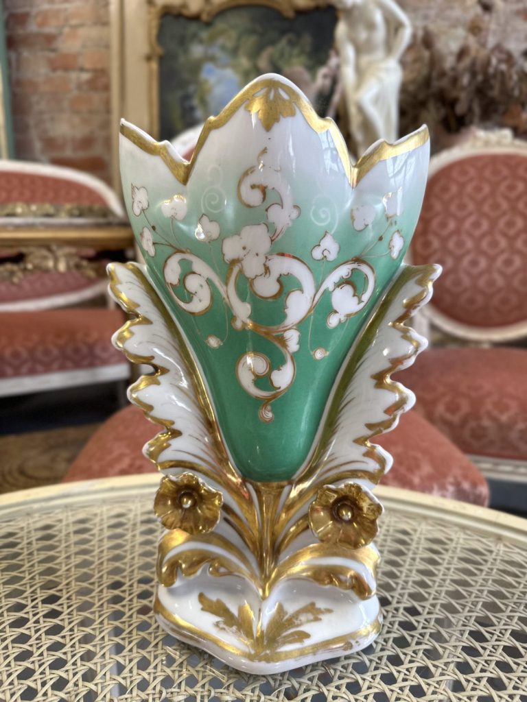 Porcelāna vāze ar ziedu motīviem, vidēji maza izmēra (4387)