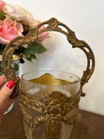 Antīks stikla saldumu trauks greznā misiņa ietvarā ar rokturi — Historisma stils (antique glass bonbonniere brass frame with handle) (4564) - Image 5