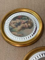 Elegants Dekoratīvu Mini Portretu Pāris Spoguļstikla un Zelta Rāmī (2gab) — Romantisma žanrā, (Pair of Mini Decorative Framed Portraits in Bevelled Mirror Frames) (6086) - Image 7
