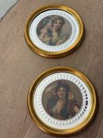 Elegants Dekoratīvu Mini Portretu Pāris Spoguļstikla un Zelta Rāmī (2gab) — Romantisma žanrā, (Pair of Mini Decorative Framed Portraits in Bevelled Mirror Frames) (6086) - Image 2