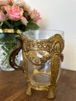 Antīks stikla saldumu trauks greznā misiņa ietvarā ar rokturi — Historisma stils (antique glass bonbonniere brass frame with handle) (4564) - Image 9
