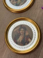 Elegants Dekoratīvu Mini Portretu Pāris Spoguļstikla un Zelta Rāmī (2gab) — Romantisma žanrā, (Pair of Mini Decorative Framed Portraits in Bevelled Mirror Frames) (6086) - Image 8