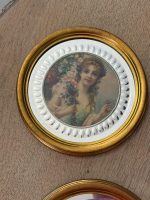 Elegants Dekoratīvu Mini Portretu Pāris Spoguļstikla un Zelta Rāmī (2gab) — Romantisma žanrā, (Pair of Mini Decorative Framed Portraits in Bevelled Mirror Frames) (6086) - Image 9
