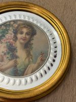 Elegants Dekoratīvu Mini Portretu Pāris Spoguļstikla un Zelta Rāmī (2gab) — Romantisma žanrā, (Pair of Mini Decorative Framed Portraits in Bevelled Mirror Frames) (6086) - Image 5