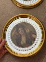 Elegants Dekoratīvu Mini Portretu Pāris Spoguļstikla un Zelta Rāmī (2gab) — Romantisma žanrā, (Pair of Mini Decorative Framed Portraits in Bevelled Mirror Frames) (6086) - Image 10