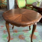 Udtrækkeligt spisebord med solstråleintarsia og cabrioleben — Louis XV