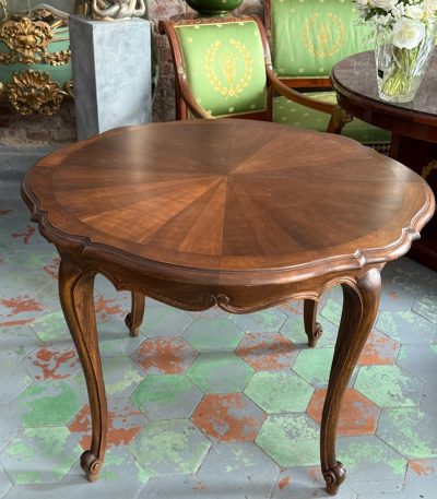 Udtrækkeligt spisebord med solstråleintarsia og cabrioleben — Louis XV
