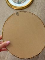 Elegants Dekoratīvu Mini Portretu Pāris Spoguļstikla un Zelta Rāmī (2gab) — Romantisma žanrā, (Pair of Mini Decorative Framed Portraits in Bevelled Mirror Frames) (6086) - Image 11