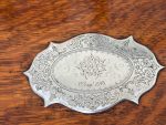 Antīka ozolkoka paplāte ar apsudrabotiem rokturiem un iniciāļiem — Viktorijas laikmeta stils (antique wooden serving tray with handles) (4736) - Image 4