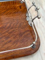 Antīka ozolkoka paplāte ar apsudrabotiem rokturiem un iniciāļiem — Viktorijas laikmeta stils (antique wooden serving tray with handles) (4736) - Image 11