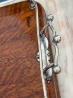 Antīka ozolkoka paplāte ar apsudrabotiem rokturiem un iniciāļiem — Viktorijas laikmeta stils (antique wooden serving tray with handles) (4736) - Image 9