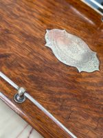 Antīka ozolkoka paplāte ar apsudrabotiem rokturiem un iniciāļiem — Viktorijas laikmeta stils (antique wooden serving tray with handles) (4736) - Image 5