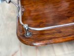 Antīka ozolkoka paplāte ar apsudrabotiem rokturiem un iniciāļiem — Viktorijas laikmeta stils (antique wooden serving tray with handles) (4736) - Image 6