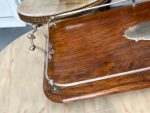 Antīka ozolkoka paplāte ar apsudrabotiem rokturiem un iniciāļiem — Viktorijas laikmeta stils (antique wooden serving tray with handles) (4736) - Image 7