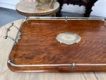 Antīka ozolkoka paplāte ar apsudrabotiem rokturiem un iniciāļiem — Viktorijas laikmeta stils (antique wooden serving tray with handles) (4736) - Image 8