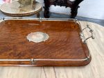 Antīka ozolkoka paplāte ar apsudrabotiem rokturiem un iniciāļiem — Viktorijas laikmeta stils (antique wooden serving tray with handles) (4736) - Image 3